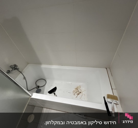 אמבטיה עם כלים וחומרים לשיפוץ